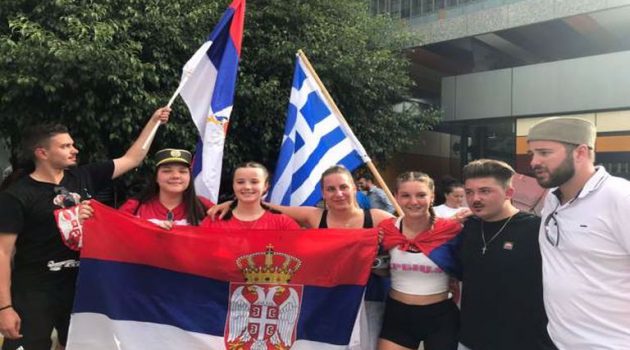 Σέρβοι και Έλληνες χόρεψαν συρτάκι στη Μελβούρνη για τον Τζόκοβιτς! (Video)