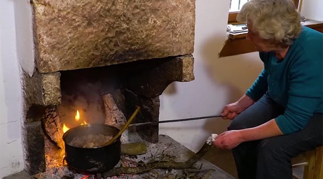 Η Αλεξάνδρα από τη Φραγκίστα μας φτιάχνει παραδοσιακή ζυμαρόπιτα με τσιγαρίδες (Video)