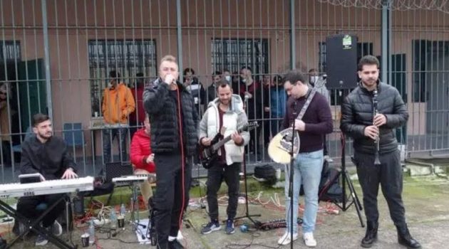Πάτρα: Ο Γιώργος Βελισσάρης τραγούδησε αφιλοκερδώς σε κρατούμενους φυλακών