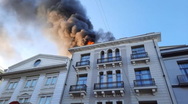 Βόλος: Συναγερμός για φωτιά σε κτίριο στο κέντρο της πόλης (Video)