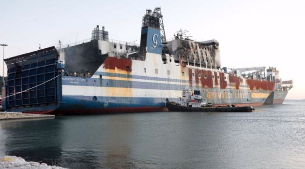 Πλατυγιάλι: Μπαίνουν στο πλοίο Πυροσβέστες για να βρουν τους έξι αγνοούμενους