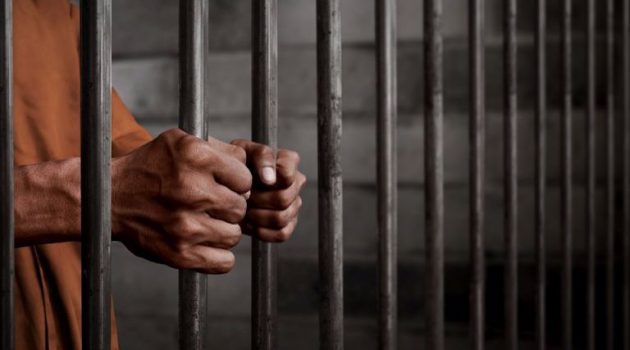 16 χρόνια στη φυλακή ο πατέρας που βίαζε τις ανήλικες κόρες του – Τον έπιασε η μητέρα