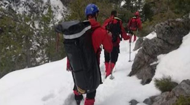 Καλάβρυτα: Βίντεο ντοκουμέντο με τους διασώστες που μεταφέρουν τις σορούς των ορειβατών