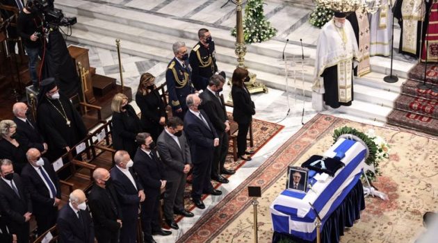 Χρήστος Σαρτζετάκης: Καλυμμένο με ελληνική σημαία το φέρετρο – Ποιοι είπαν το τελευταίο «αντίο»