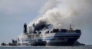 Αστακός: Αναζωπυρώθηκε η φωτιά μόλις άνοιξε ο καταπέλτης στο πλοίο…