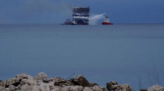 Κέρκυρα: Πληροφορίες για ακόμη 4 ή 5 επιζώντες στο φλεγόμενο πλοίο (Video)