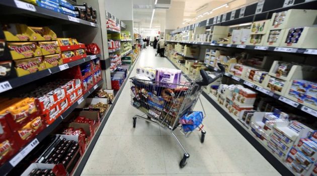 «Καλπάζει» η ακρίβεια: Σενάρια για μείωση φόρου κατανάλωσης στα καύσιμα ή μείωση Φ.Π.Α. σε είδη διατροφής
