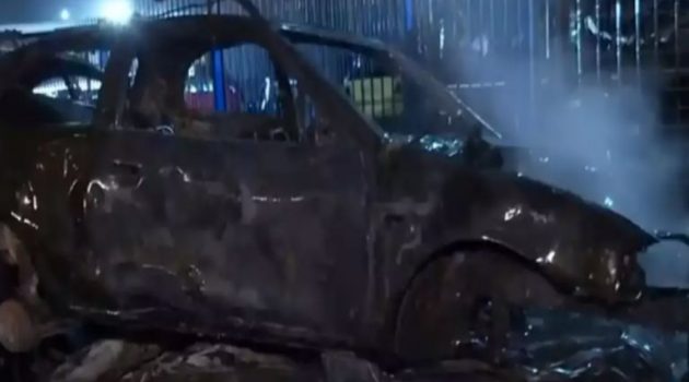 Ασπρόπυργος: Φωτιά σε μάντρα αυτοκινήτων μετά από έκρηξη σε υποσταθμό της Δ.Ε.Η.