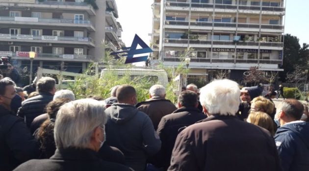 Πλ. Δημοκρατίας: Το Δασαρχείο Αγρινίου πρόσφερε δωρεάν φυτά και δέντρα στους πολίτες (Photos)