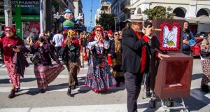 Πατρινό Καρναβάλι 2022: «Βούλιαξε» από κόσμο το κέντρο της πόλης…