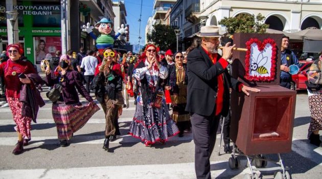 Πατρινό Καρναβάλι 2022: «Βούλιαξε» από κόσμο το κέντρο της πόλης (Photos)