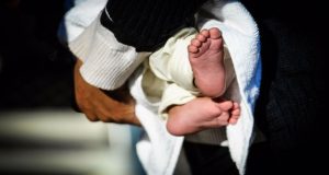 Τύρναβος: Μωρό κατάπιε λαστιχάκι για τα μαλλιά και μεταφέρθηκε στο…