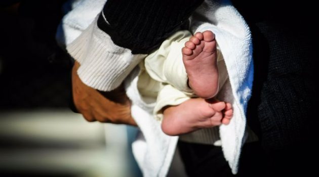 Τύρναβος: Μωρό κατάπιε λαστιχάκι για τα μαλλιά και μεταφέρθηκε στο νοσοκομείο