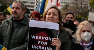 Politico: Η αποστολή όπλων στην Ουκρανία, κομβική αλλαγή στάσης προς…