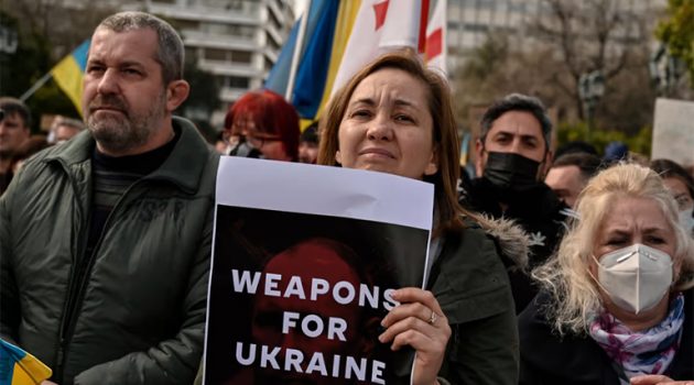 Politico: Η αποστολή όπλων στην Ουκρανία, κομβική αλλαγή στάσης προς Μητσοτάκη