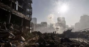 Το Κίεβο οχυρώνεται και περιμένει – Mαίνονται οι βομβαρδισμοί στα…