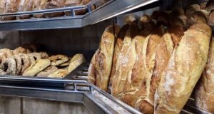 Έρχεται μείωση του Φ.Π.Α. σε βασικά είδη, όπως το ψωμί
