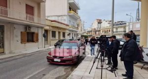 Πάτρα: Χαμός από Δημοσιογράφους έξω από το σπίτι της Ρούλας…