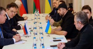Ξεκινούν οι κρίσιμες συνομιλίες Κιέβου – Μόσχας στην Κωνσταντινούπολη