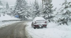 Ορεινή Ναυπακτία: Εγκλωβισμένα αυτοκίνητα λόγω σφοδρής χιονόπτωσης (Video)
