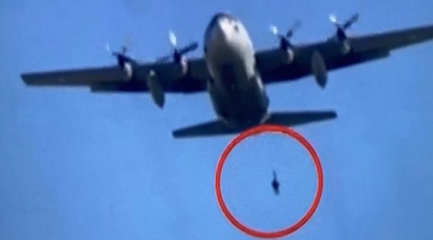 Παρ’ ολίγον τραγωδία: Έλληνας αλεξιπτωτιστής κρεμόταν από C-130 (Video)
