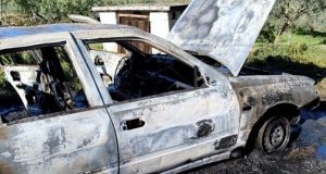 Αμφιλοχία: Αυτοκίνητο κάηκε ολοσχερώς όταν ο ιδιοκτήτης του το έβαλε…