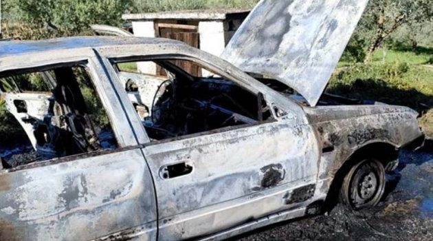 Αμφιλοχία: Αυτοκίνητο κάηκε ολοσχερώς όταν ο ιδιοκτήτης του το έβαλε μπρος (Video)