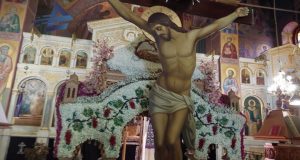 Ιερός Ναός Αγίας Τριάδος Αγρινίου: Ο Στολισμός του Επιταφίου (Photos)