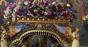 Ιερός Ναός Αγίου Δημητρίου Αγρινίου: Ο Στολισμός του Επιταφίου (Photos)