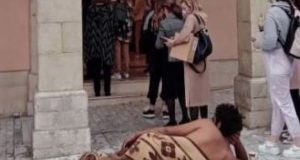 Απίστευτο σκηνικό στην Πάτρα: Ημίγυμνος άνδρας είχε ξαπλώσει μπροστά σε…