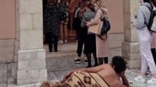 Απίστευτο σκηνικό στην Πάτρα: Ημίγυμνος άνδρας είχε ξαπλώσει μπροστά σε πολυκατάστημα (Photo)