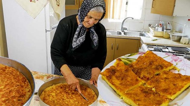 H γιαγιά Άννα από τη Σαργιάδα μαγειρεύει χωριάτικη γαλατόπιτα (Video)