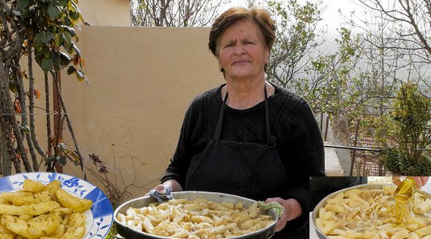 Σταμνά Αιτωλ/νίας: Η γιαγιά Βούλα μαγειρεύει πατάτες λαδορίγανη στον ξυλόφουρνο (Video)