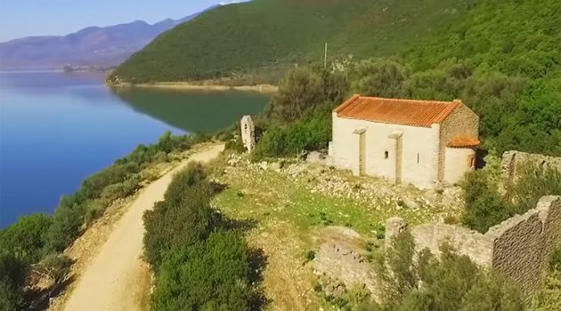Φωτμού: Το Μοναστήρι με το παράξενο όνομα που «ακουμπά» στη λίμνη Τριχωνίδα (Video – Photos)