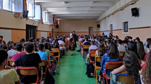 Αγρίνιο: Ο Μητροπολίτης Ιερόθεος επισκέφτηκε το Παπαστράτειο Γυμνάσιο και συζήτησε με τους Μαθητές (Photos)