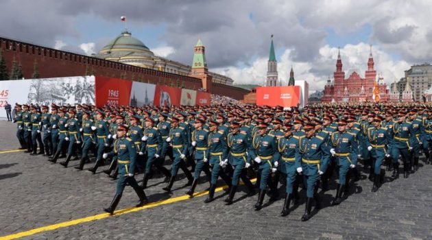 Μόσχα: «Επίδειξη δύναμης» με 11.000 στρατιώτες στην Κόκκινη Πλατεία (Photos)