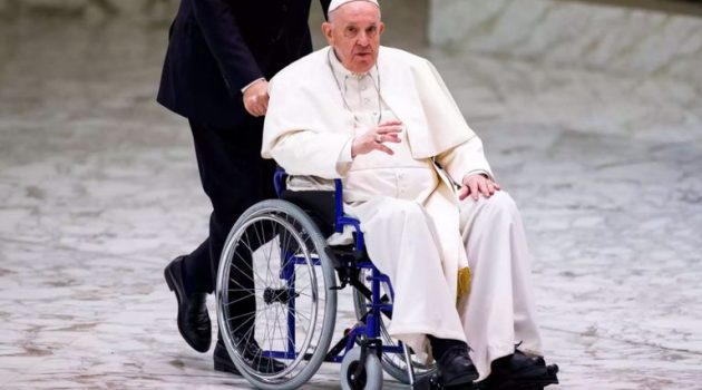 Πάπας Φραγκίσκος: Σε αναπηρικό αμαξίδιο