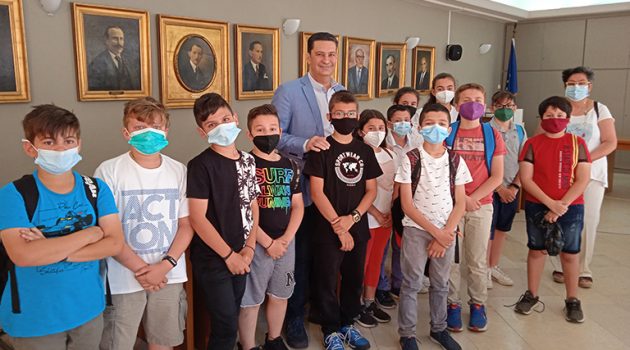 Τον Δήμαρχο Αγρινίου επισκέφτηκαν μαθητές του 1ου Δημοτικού Σχολείου Νεάπολης (Photos)