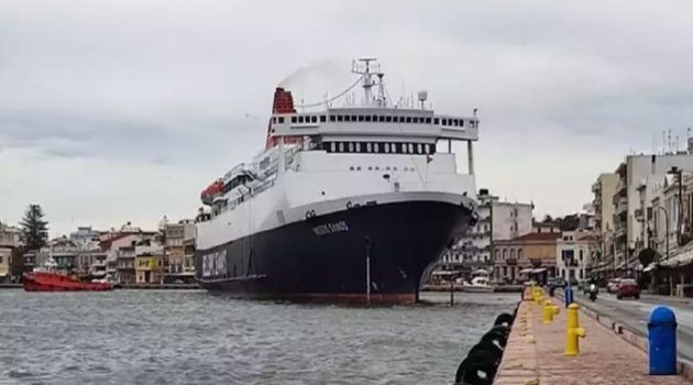 Χίος: Πλοίο με 332 επιβάτες δεν μπορεί να δέσει στο λιμάνι εξαιτίας δυνατών ανέμων