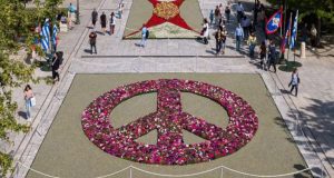 Πρωτομαγιά: Μήνυμα Ειρήνης στο Σύνταγμα με 13.600 λουλούδια από τον…