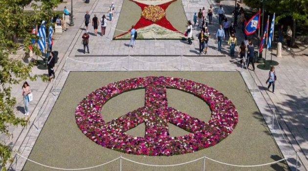 Πρωτομαγιά: Μήνυμα Ειρήνης στο Σύνταγμα με 13.600 λουλούδια από τον Δήμο Αθηναίων