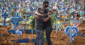 Κορωνοϊός: Ο πραγματικός αριθμός των θανάτων προκαλεί ίλιγγο – Γιατί…