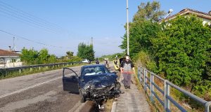 Σφοδρή σύγκρουση αυτοκινήτων στον Πλάτανο Καλυβίων – Δύο τραυματίες (Photos)