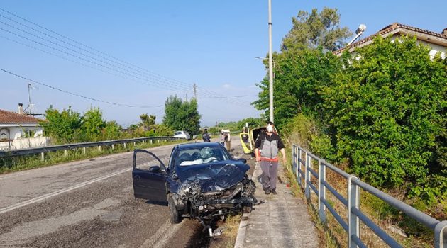 Σφοδρή σύγκρουση αυτοκινήτων στον Πλάτανο Καλυβίων – Δύο τραυματίες (Photos)