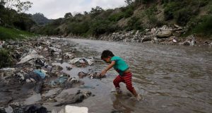 Γουατεμάλα: Τουλάχιστον 15 νεκροί και 500.000 πληγέντες έπειτα από σφοδρές…