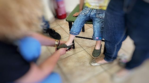 Αγρίνιο: Διανομή παπουτσιών σε ανήλικα παιδιά ευάλωτων κοινωνικά ομάδων