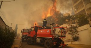 Μεγάλο πύρινο μέτωπο στο Πανόραμα Βούλας – Καίγονται σπίτια, εντολή…