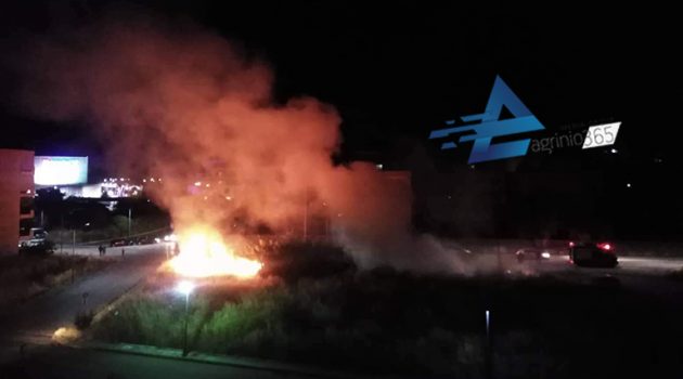Αγρίνιο: Μεγάλη πυρκαγιά σε κατοικημένη περιοχή στο Κέντρο (Video – Photos)