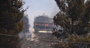 Κάηκαν τέσσερα σπίτια στο Πανόραμα Βούλας – Νέες αναζωπυρώσεις |…