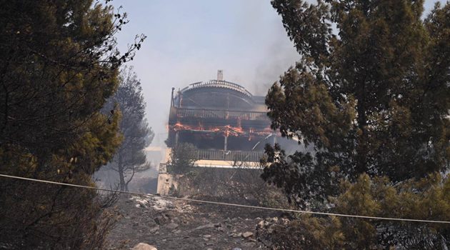 Κάηκαν τέσσερα σπίτια στο Πανόραμα Βούλας – Νέες αναζωπυρώσεις | Εικόνες καταστροφής και απόγνωσης